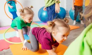 Kinder üben sportliche Bewegungen, tolle Ideen für Sport mit Kindern.