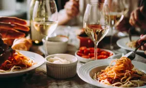 En härlig middag med spaghetti och tomatsås, perfekt som middagstips vardag. Glas med vitt vin och bröd kompletterar måltiden.
