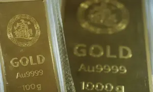 Sztabki złota, jedna 100g, druga 1000g. Zastanawiasz się, ile kosztuje kilogram złota?