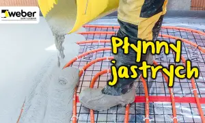 Robotnik wylewa płynny jastrych na instalację ogrzewania podłogowego. Weber.
