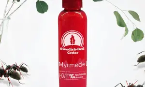 Röd flaska med "Myrmedel" och "Swedish-Red Cedar" text. Myror i rabatten, men denna produkt hjälper mot dem.