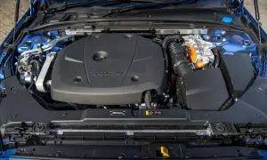 Silnik hybrydowy Volvo T8 z widocznymi elementami układu dolotowego i elektrycznego.