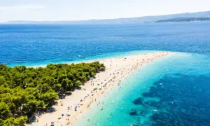 Plaże w Chorwacji zachwycają. Złoty piasek, turkusowa woda i zielone sosny tworzą idealne miejsce na wakacje.