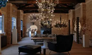 Interno con lampadari di cristallo e arredi moderni. Un'opera di Fabio Fornasier illumina l'ambiente.