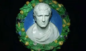Büste eines Mannes im Lorbeerkranz, inspiriert von Della Robbia.