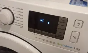 Panel sterowania pralki Samsung z wybranym programem "Pranie szybkie 15'". Widoczny pokrętło wyboru programów i przyciski sterujące.