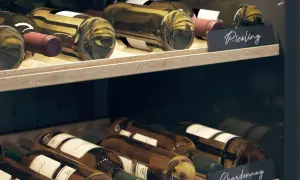 Drewniane półki piwniczki na wino z butelkami Riesling i Chardonnay. Idealne miejsce, jak przechowywać wino w butelkach.