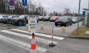 Znak "Brak wolnych miejsc" na parkingu, gdzie powinny być miejsca dla niepełnosprawnych.