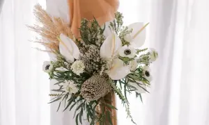Piękny bukiet ślubny z kaliami, anemonami i trawami. Idealne kwiaty do bukietu ślubnego w stylu boho.