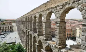 El acueducto de Segovia, un recorrido histórico de piedra, se alza majestuoso sobre la ciudad.