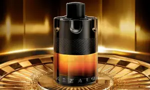 Elegancki flakon perfum Azzaro Wanted w odcieniach czerni i złota, stojący na ozdobnej tacy.