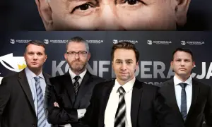 Konfederacja liderzy w garniturach, z poważnymi minami, na tle logo partii.