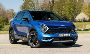 Blå Kia Sportage med en förare. Inga problem med denna bil, bara en vacker dag ute.