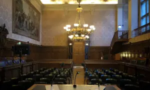 Salle d'audience solennelle, tapisserie ancienne, lustre imposant. Un avocat est obligatoire pour une comparution immédiate.