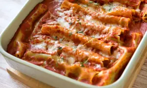 Pyszne cannelloni ze szpinakiem, zapieczone pod sosem pomidorowym i ciągnącym się serem. Idealne na rodzinny obiad.
