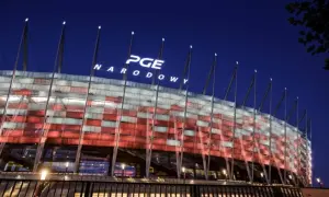 PGE Narodowy nocą, oświetlony w barwach narodowych. Imponująca pojemność stadionu robi wrażenie.