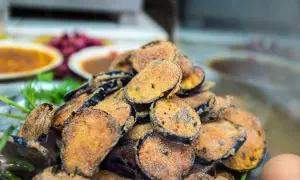 Un tas de beignets d'aubergine dorés et croustillants, prêts à être dégustés.