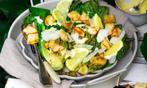 Frischer Salat mit gegrillten Croutons, Kapern und Parmesan – perfekte salate zum grillen. Dazu eine cremige Sauce.