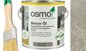 Pędzel i puszka z olejem do betonu Osmo. Ten impregnat chroni powierzchnie betonowe i płytki.