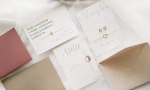 Zestaw kart z biżuterią, idealny, by zapytać "czy zostaniesz moją świadkową?". Delikatne bransoletki i kolczyki w kształcie serc.