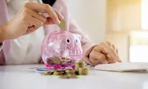 Oszczędzanie w skarbonce i liczenie na kalkulatorze, by poradzić sobie z inflacją w Polsce.