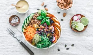Bunte Bowl mit Getreide, Gemüse, Beeren und Nüssen. Inspiration für gesunde Bowl Rezepte.