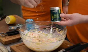 Frischer Coleslaw wird mit einer Gewürzmischung verfeinert. Ein perfektes coleslaw rezept für Grillpartys.