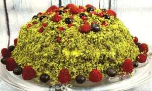 Zielone ciasto leśny mech z mascarpone, ozdobione malinami, borówkami i pestkami granatu. Wygląda jak leśna polana po deszczu.