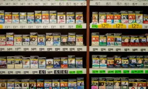 Półki sklepowe uginają się od paczek papierosów, w tym popularnych papierosów mentolowych.