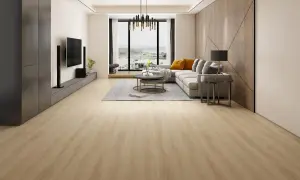 Amplio salón moderno con suelo laminado spc de madera clara, sofá gris, mesa de centro y gran ventanal.