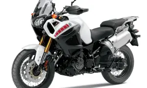 Biały motocykl Yamaha Super Tenere 1200 z czarnym siedzeniem i akcentami w kolorze czerwonym. Gotowy na przygodę!