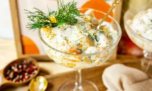 Erfrischender Krabbencocktail mit süßen Mandarinenstücken, cremiger Sauce und Dill garniert.