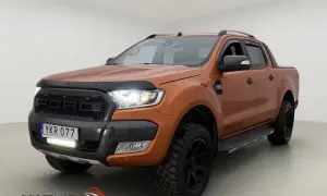 Orange Ford Ranger Wildtrak med extraljus och svarta fälgar. Inga problem med denna bil, redo för äventyr!