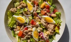 En fräsch tonfisk sallad med ägg, bönor, tomat, gurka och rödlök.