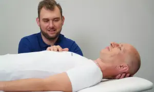 Fizjoterapeuta uspokaja pacjenta, który odczuwa nerwowość i agresję.
