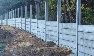 Budowa ogrodzenia z betonowych płyt i słupków. Takie słupki betonowe to solidna podstawa.