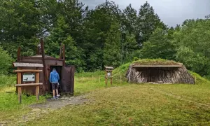 W muzeum wypału węgla drzewnego zwiedzający ogląda zabytkowy piec. Obok znajduje się kopułowa wiata z drewnem.