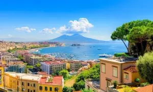 Vue panoramique de Naples avec le Vésuve en arrière-plan, un endroit idéal pour visiter Naples.