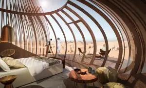 Intérieur d'une chambre de luxe dans le désert, avec un lit douillet et une vue panoramique sur la faune. Le design s'inspire du biomimétisme, évoquant une structure organique.