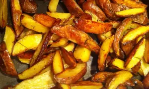 Krispiga klyftpotatis i ugn, gyllene och doftande av örter. Perfekt tillbehör som får det att vattnas i munnen.