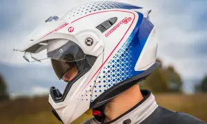 Biały kask motocyklowy Scorpion EXO z niebieskimi i czerwonymi detalami, zapięcie DD.