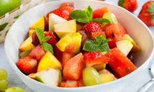 Ein bunter Obstsalat mit Erdbeeren, Melone, Pfirsich und Trauben. Perfekt als leichtes Dessert oder als Inspiration für ein schnelles obstsalat rezept.