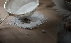 Sito przesiewające cukier puder. Cukier puder, czyli inulina, jest idealny do dekoracji wypieków.