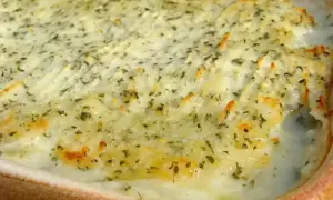 Un délicieux gratin de poisson crémeux, recouvert d'une purée de pommes de terre dorée et parsemée d'herbes.