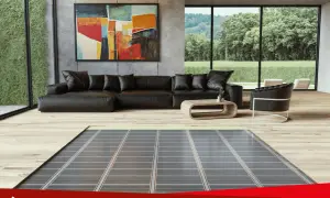 Nowoczesny salon z widokiem na ogród, gdzie podłogówka jest odsłonięta. Zastanawiasz się, dlaczego podłogówka nie grzeje? Sprawdź instalację!