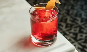 Ein klassischer Negroni mit Orangenzeste, perfekt für dein nächstes negroni rezept.