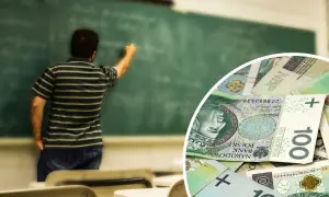 Nauczyciel pisze na tablicy, a obok stos banknotów symbolizuje nadzieję na podwyżki dla nauczycieli w 2026 roku.