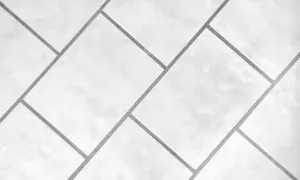 Białe, błyszczące płytki ułożone w geometryczny wzór. Precyzyjna rektyfikacja płytek zapewnia idealnie równe fugi.
