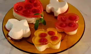 Słodkie desery w kształcie serca, motyla i kwiatka, idealne przepisy na ciasto do foremek silikonowych.