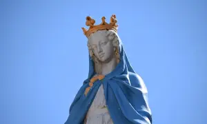 Posąg Matki Boskiej z koroną na głowie. Czy wiara w cuda kłóci się z nauką i racjonalnym myśleniem?